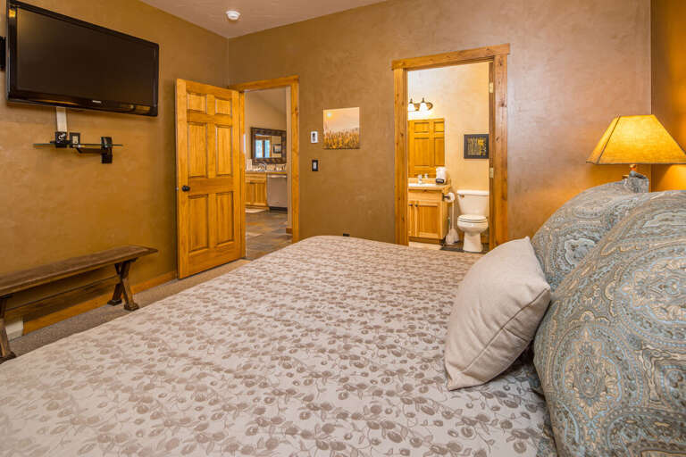 Ensuite bathroom in the primary bedroom | Main Level