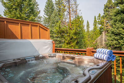 Have a glass of wine and soak in the hot tub | Exterior