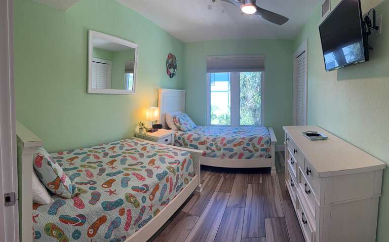 Bedroom 2: "Flip Flop Room" with 2 twin beds