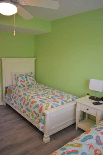 Flip Flop Bedroom has a lamp with 2 USB plugs and 1 standard plug