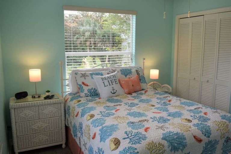 Bedroom3: "Turquoise Bedroom" with queen bed, each lamp has a USB plug