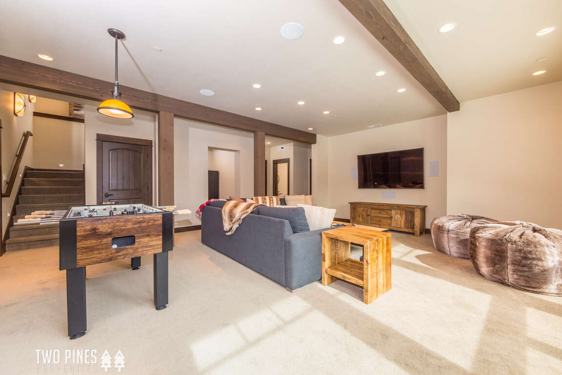 70 Beehive Basin Spacious 6 Bedroom Home in Big Sky, MT for 21 Guests