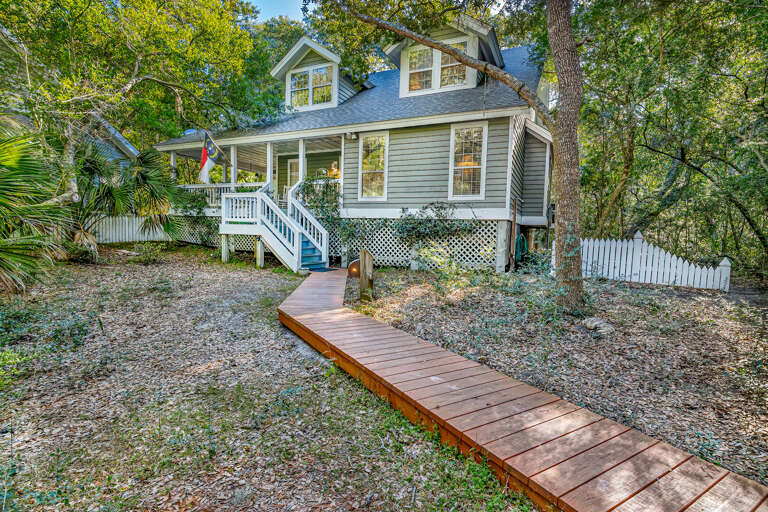 Vacation Rental Veiled By Verdant Vegetation With A Vivid Wooden Walkway
