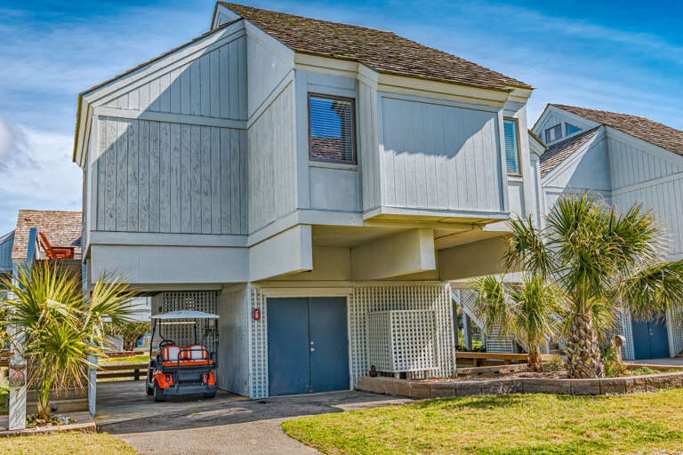 Palm-fringed Property Poised Under A Pristine Sky