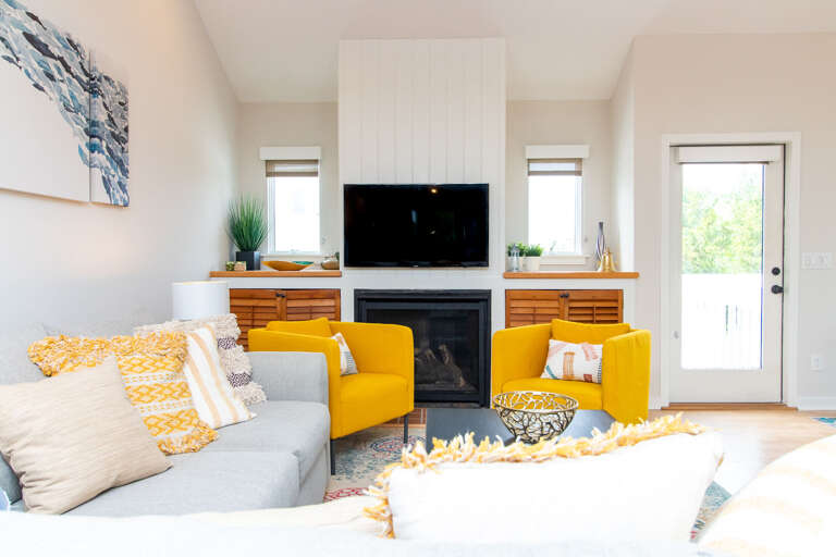 Bright-room,-yellow-chairs,-white-walls,-wood-accents