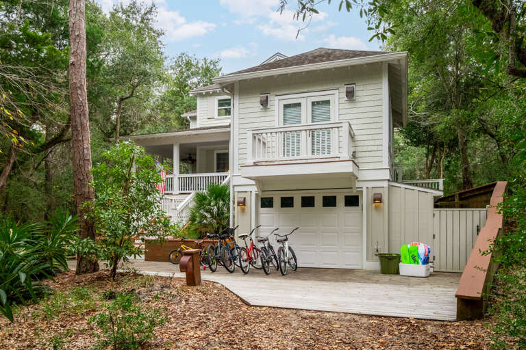 Vacation Rental Nestled In Nature With Bicycles Parked Upfront