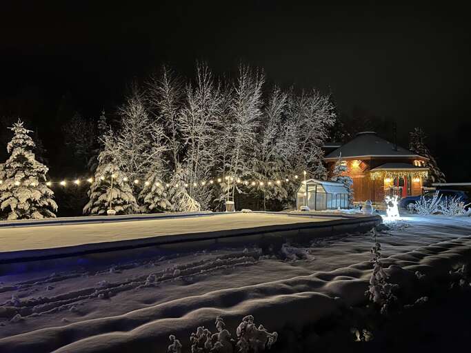A winter heaven, complete with ice skating rink, just 2 minutes from the ski slopes of Bretton Woods! A winter heaven, complete with ice skating rink, just 2 minutes from the ski slopes of Bretton Woods!