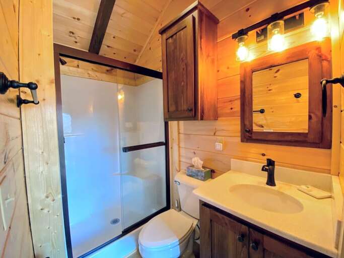 With full bath and towels provided, cozy and aesthetic are a sure hit here.