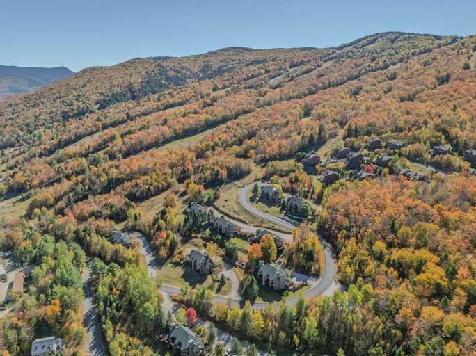 Easy ski-in/ski-out access with a 1-2 minute walk to the “Carroll” ski trail.