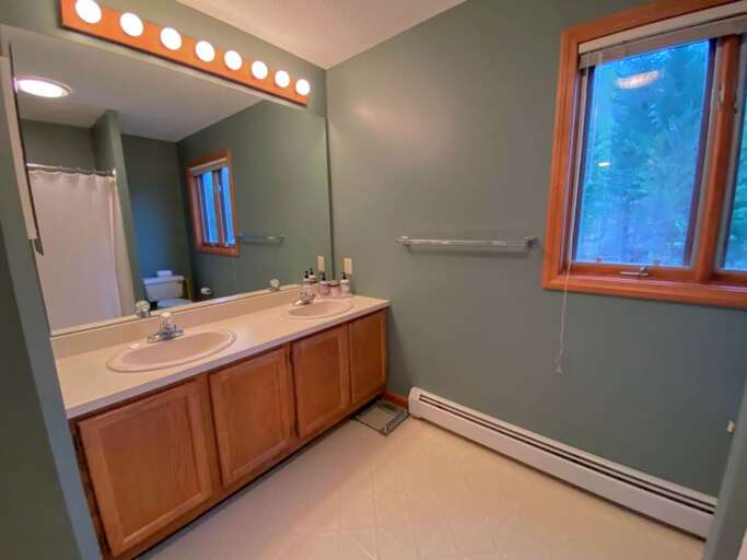 Upper level full bath with shower/tub combo
