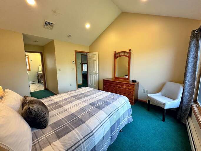 Upper Level Queen Bedroom 1 with ensuite bath (with shower/tub combo) Upper Level Queen Bedroom 1 with ensuite bath (with shower/tub combo)