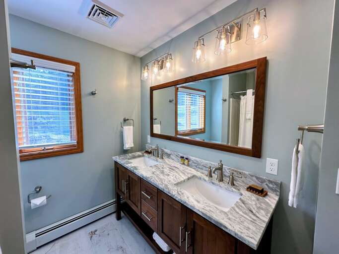 Upper Level Queen Bedroom 1 ensuite bath (with shower/tub combo) Upper Level Queen Bedroom 1 ensuite bath (with shower/tub combo)