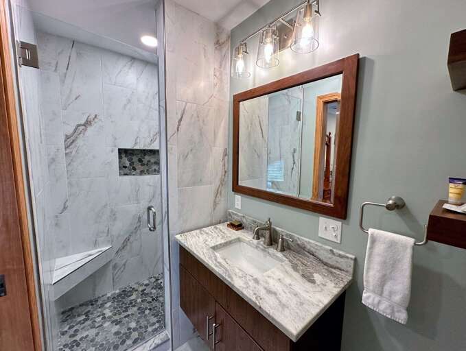 Upper Level Queen Bedroom 2 ensuite bath (with shower) Upper Level Queen Bedroom 2 ensuite bath (with shower)