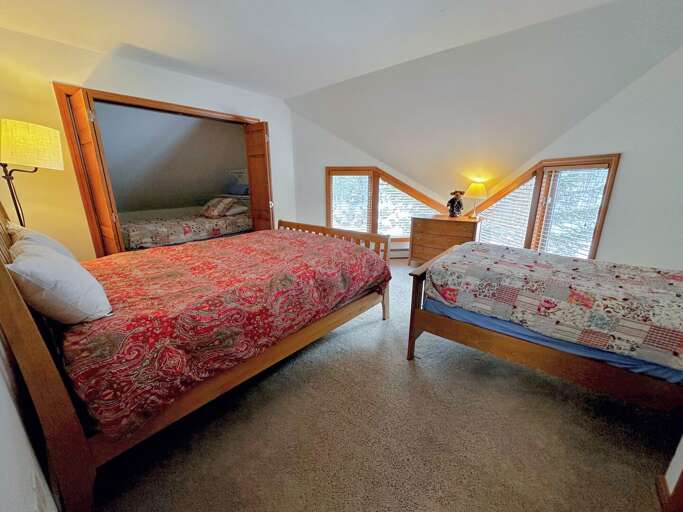Upstairs bedroom with Queen and 2 Twin beds Upstairs bedroom with Queen and 2 Twin beds