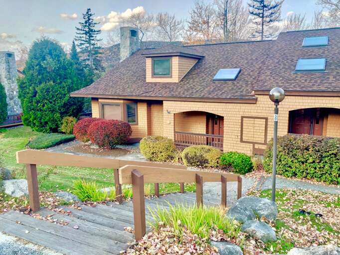 Located in Bretton Woods and a very short walk to the beginner ski slopes, this clean, spacious unit