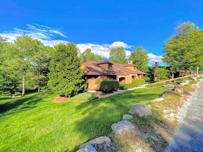 Located in Bretton Woods and a very short walk to the beginner ski slopes, this clean, spacious unit