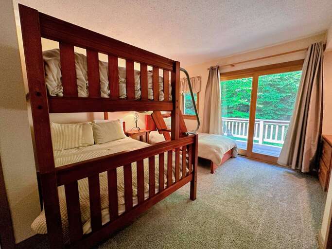 Main level bunk room (sleeps up to 4)