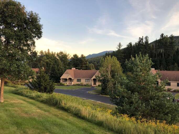 FV16 is a mere 8 minute walk from the famed Omni Mount Washington Hotel, central to any resort location, from the spa to the ski slopes to the Nordic center and stables