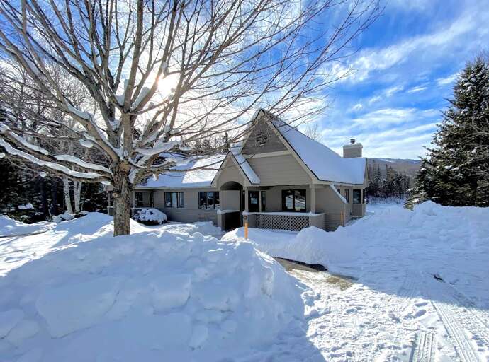 FV26 is conveniently located next to the golf course in the Bretton Woods with easy access to all of the resort attractions .