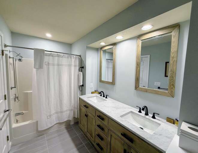 Newly updated ensuite bathroom with shower/tub combo