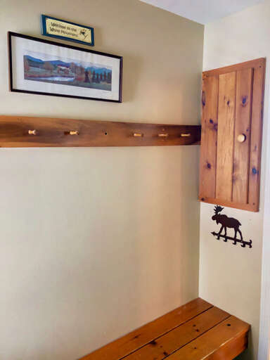 The convenient mud room offers storage space for footwear, outerwear and outdoor gear in all 4 seasons!