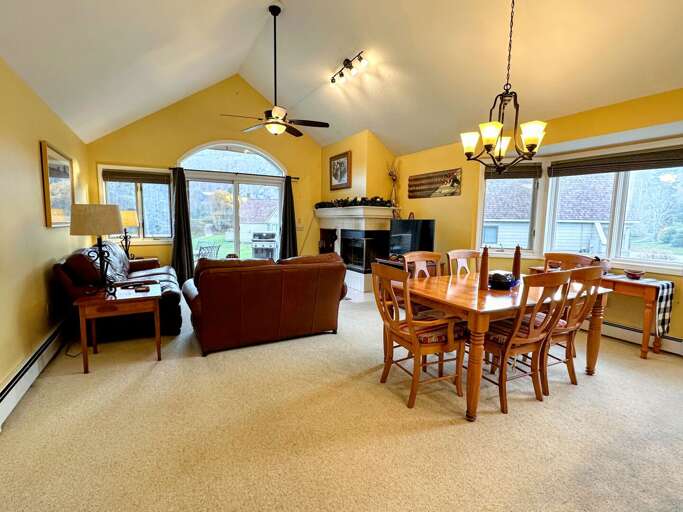Open living, dining and kitchen area with lots of light and comfortable furnishings.