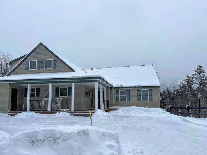 Less than a mile from the Mt Washington Hotel and a couple of minutes from the ski trails.