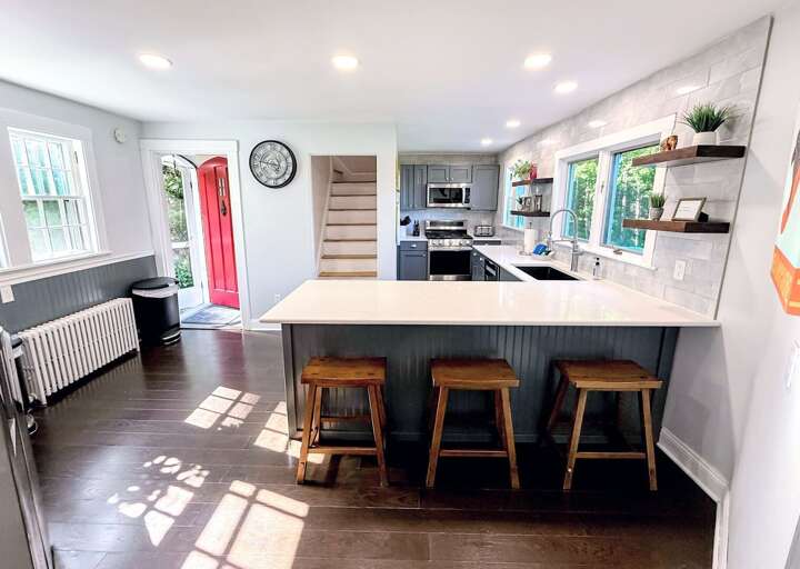 Kitchen with breakfast bar