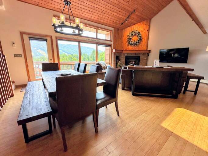 Main Level dining area