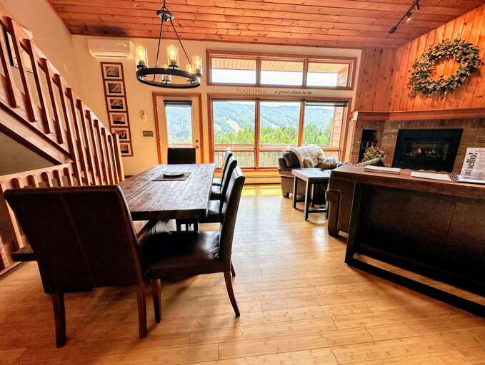 Main Level dining area