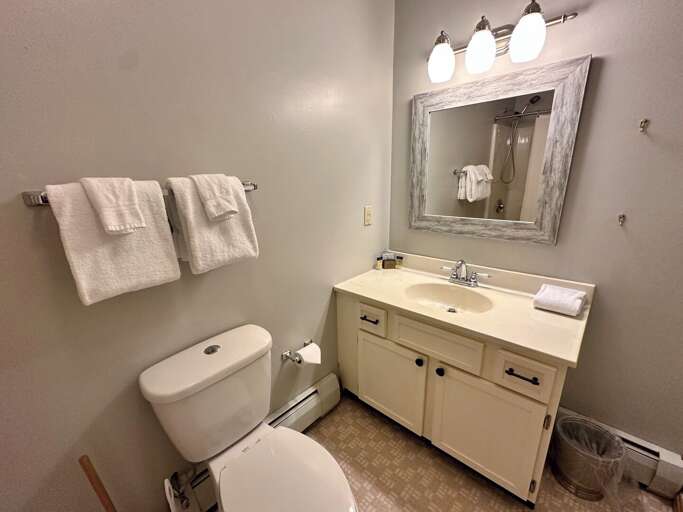 Upper level bedroom 2 ensuite bath with shower/tub combo