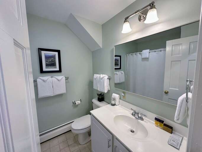 Upper level shared bath with shower/tub combo