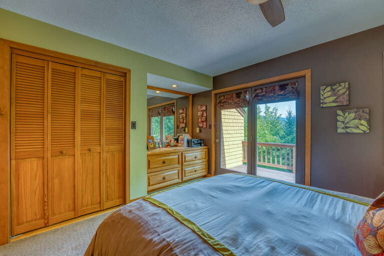 Main level Queen bedroom with ensuite bath Main level Queen bedroom with ensuite bath
