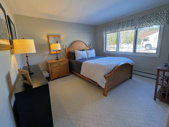 Queen Bedroom (spring) Queen Bedroom (spring)