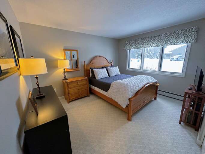 Queen Bedroom (winter) Queen Bedroom (winter)