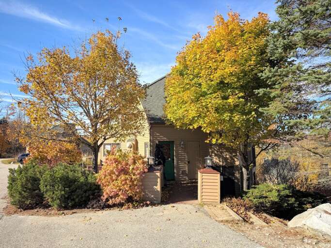 Welcome to Crawford Ridge with beautiful mountain views and easy ski slope access right in the heart of Bretton Woods and the White Mountains.