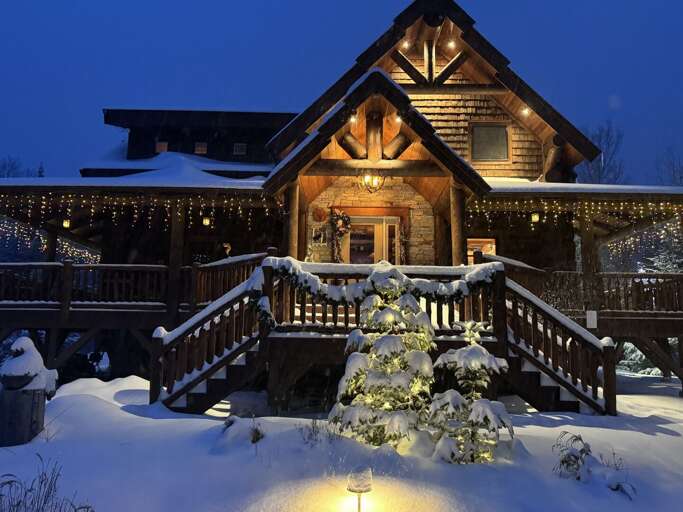 Stunning western style log home in Bretton Woods, at the base of West Mountain (Mount Oscar)