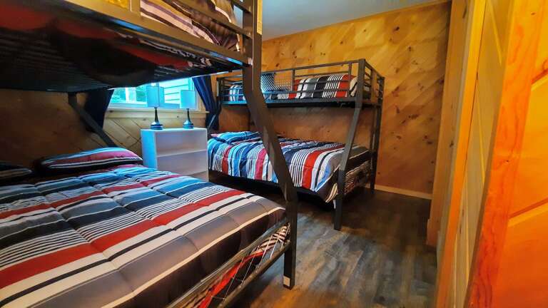 Lower level bedroom with (2)-Twin/Full bunk beds