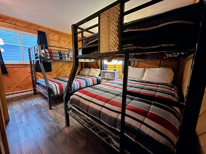 Lower level bedroom with (2)-Twin/Full bunk beds