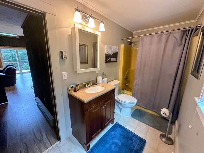 Upper level shared bathroom with shower/tub combo