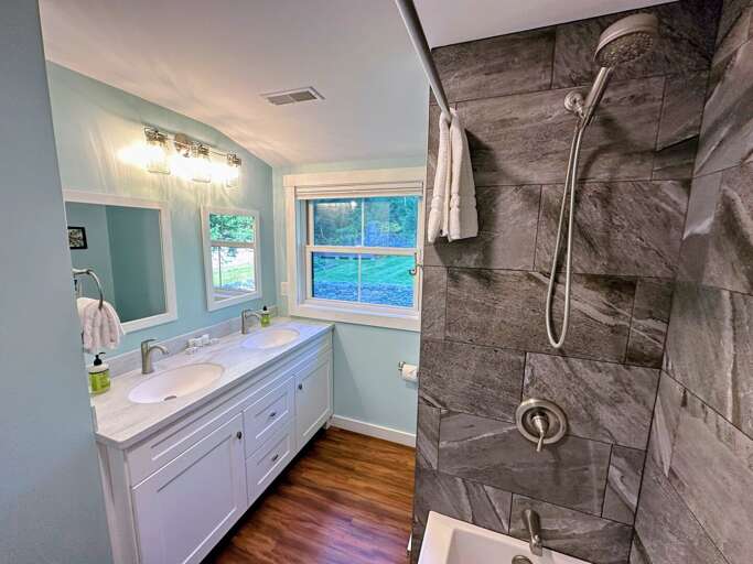 Upper level full bath with shower/tub combo