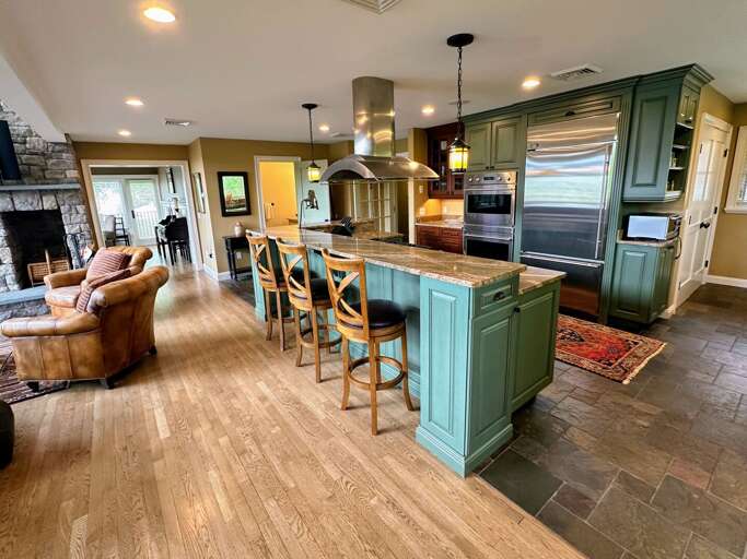 Main Level Kitchen and Breakfast Bar Main Level Kitchen and Breakfast Bar