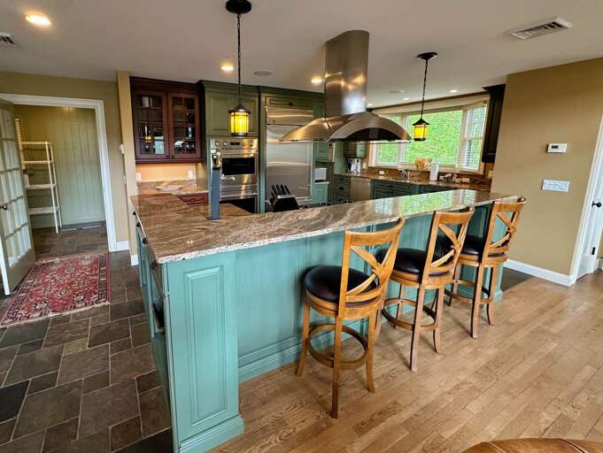 Main Level Kitchen and Breakfast Bar Main Level Kitchen and Breakfast Bar