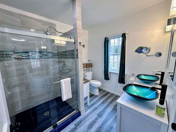 King bedroom ensuite bath with shower