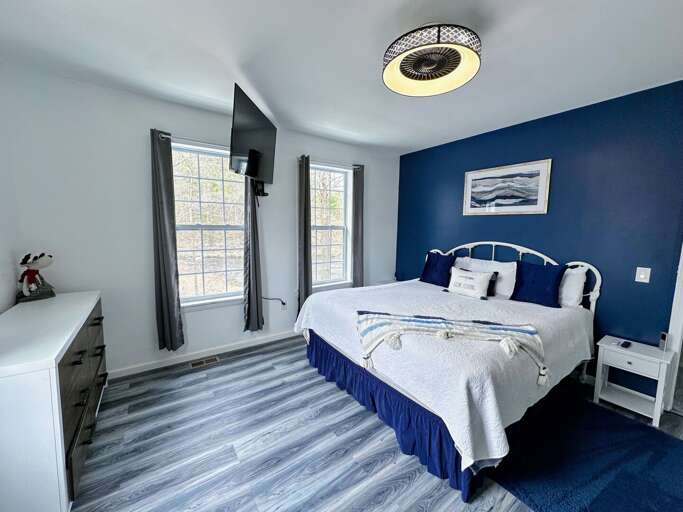 King bedroom with ensuite bath with shower