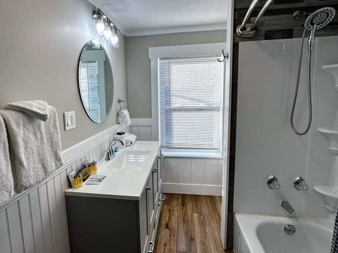 Upper level full bath with shower/tub combo