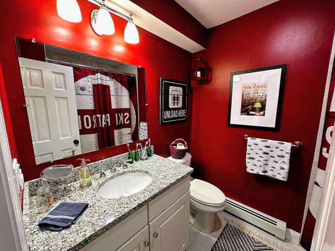 3rd level shared bathroom with shower/tub combo