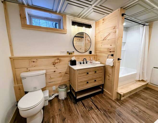 Lower level full bathroom with shower/tub combo.