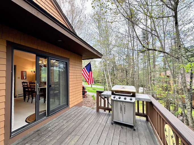 Main level deck with grill. Main level deck with grill.