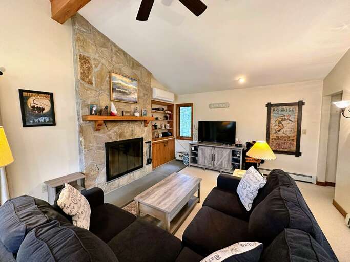 Main Living area with TV, Wood Burning Fireplace and Air Conditioning Main Living area with TV, Wood Burning Fireplace and Air Conditioning